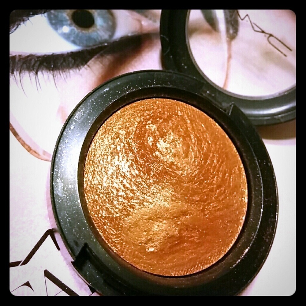 MAC Noble Mineralize Eye Shadow/Bronzer (Rococo)